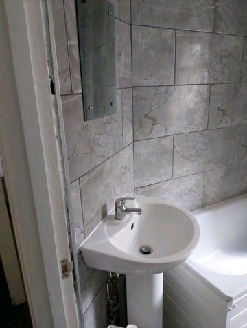 Room in a Shared House, Dersingham Avenue, E12 - Photo 5