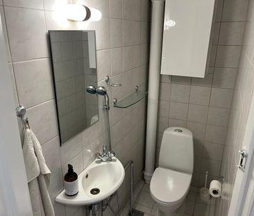 Møbleret og istandsat 2 værelses lejlighed med hyggelig altan øvers... - Photo 4