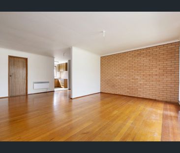 ~ 3 Bdrm Unit ~ Rear of Block with Large Yard - Polished Floorboards - Photo 2