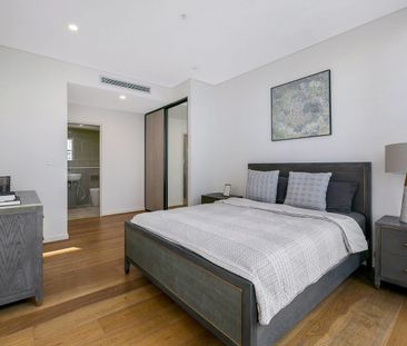 Spacious penthouse with city views - Photo 3