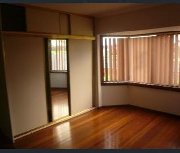 Centrally located family home! - Photo 4