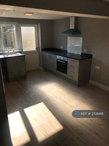 3 bedroom terraced house to rent - Photo 3