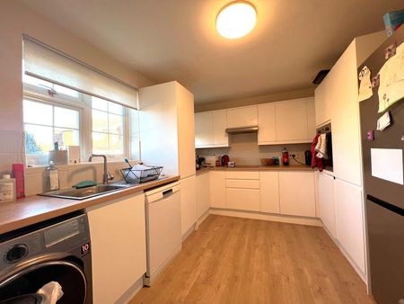 Foxglove Gardens, Guildford - 4 bedrooms Property for lettings - Seymours - Photo 5