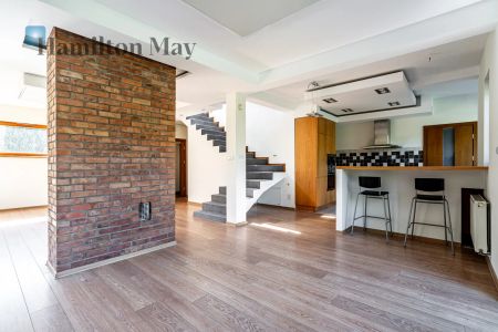 Przestronny i funkcjonalny dom w Bolechowicach z pięknym widokiem na Bramę Bolechowicką, idealny dla rodziny ceniącej komfort i bliskość natury - Photo 4