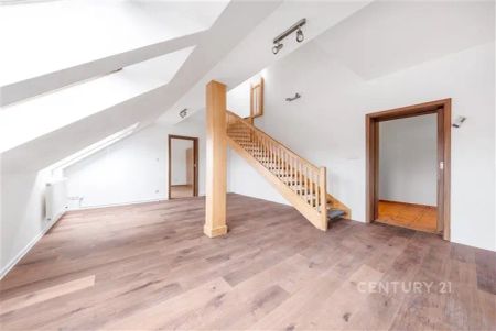 Prostorný podkrovní byt 4+1 s terasou 72 m - Photo 2