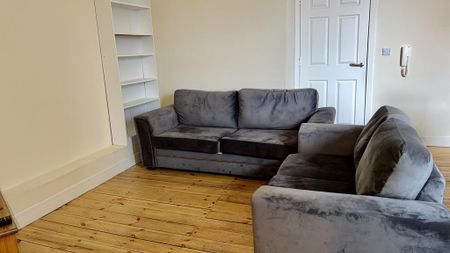 3 bedroom flat to rent - Photo 3