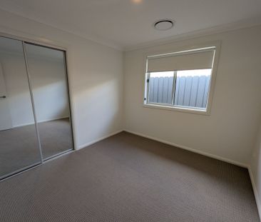 Modern 4 Bedroom Home - Photo 3