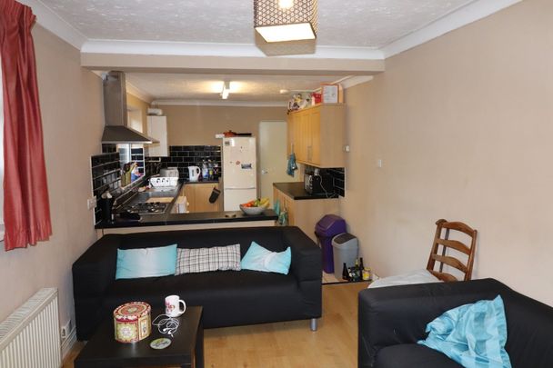 5 Bed Terraced House, Forster Road, SO14 - Photo 1