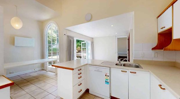 Spacious 6-Bedroom Family Home in Desirable Aro Valley, Wellington - Photo 1