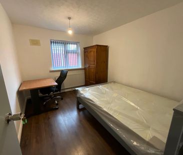 8 bedroom detached house to rent - Photo 5