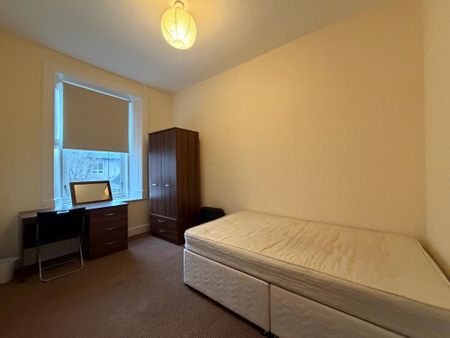 4 bedroom flat to rent - Photo 2