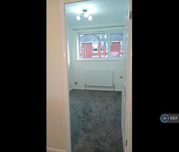 3 bedroom semi-detached house to rent - Photo 6