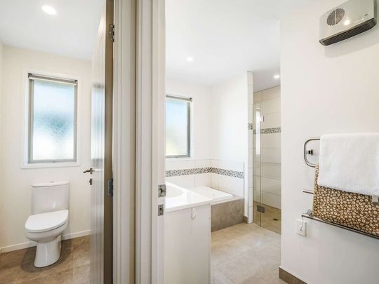 Lovely Three Bedroom Family Home! - Photo 1