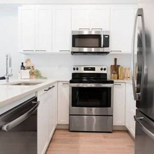 1B 1Ba, Quartz Counters, 24HR Onsite Management, Close To Skytrain! - Photo 2