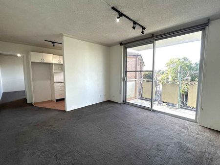 Bright and modern one-bed in the heart of Dulwich Hill - Photo 5