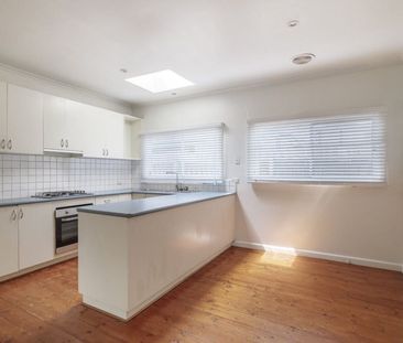 Comfort meets convenience in Pascoe Vale - Photo 5