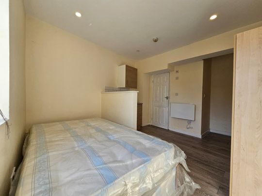 Studio Flat, Ashbourne Parade, W5 - Photo 1
