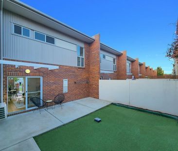 Stylish and Spacious Townhouse - Photo 2