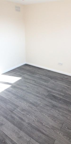 Vicarage Farm Road, Hounslow - Photo 1