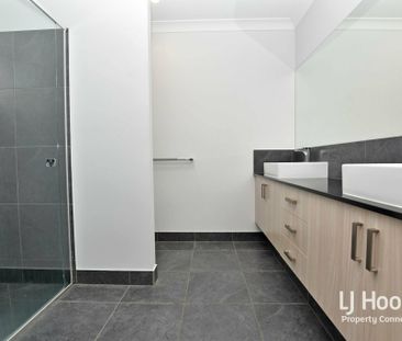 MODERN FAMILY HOME WITH MULTIPLE LIVING AREAS! - Photo 6