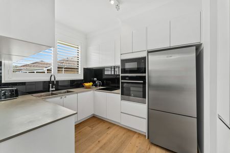 Stylishly Renovated Villa Just Footsteps To The Beach - Photo 5