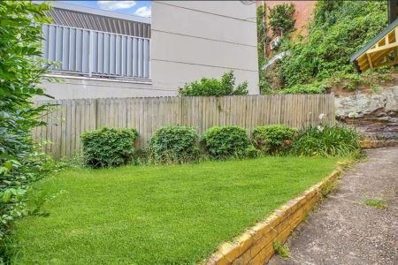 free-standing house with two bedrooms and an additional single bedroom/study - Photo 4