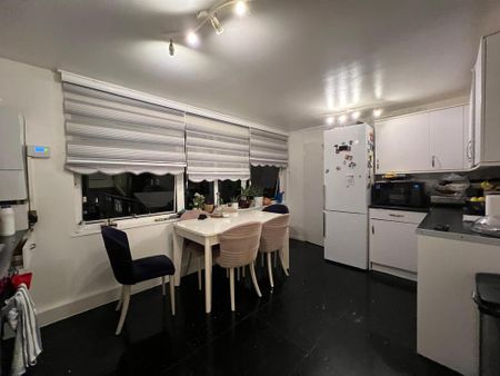 1 bedroom in a flat share to rent - Photo 4
