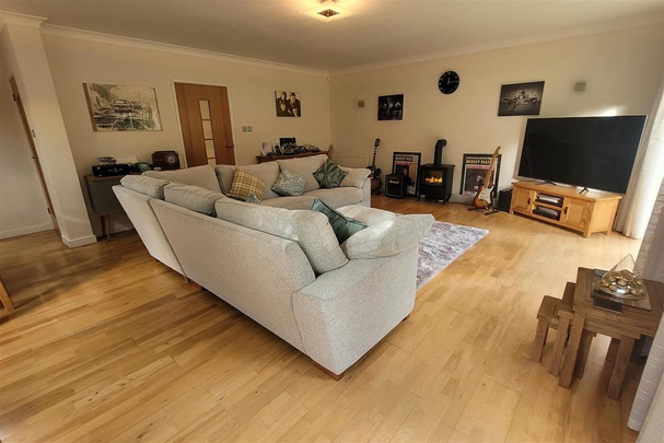 4 bedroom chalet to rent - Photo 1