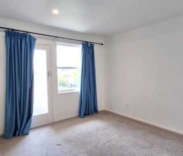 Spacious Family Home in Blockhouse Bay - Photo 4