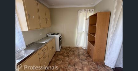 3 Bedroom Home - Spacious Backyard - Photo 3