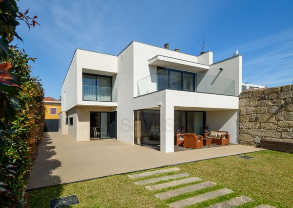 Moradia V5 em Senhora da Hora com jardim e piscina
