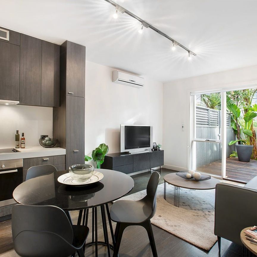 2/74 Mathoura Road TOORAK - Photo 1