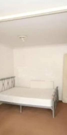 Studio flat with small seperate living area - ilford - Photo 1