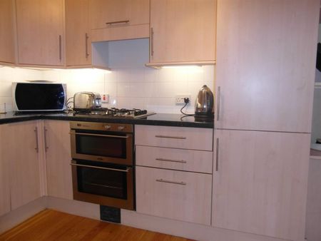 2 bedroom Flat To Let - Photo 3