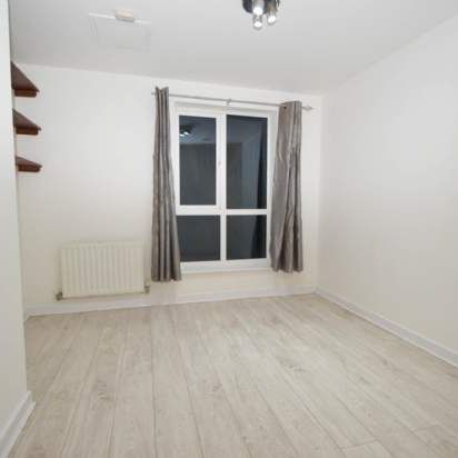 2 bedroom property to rent in Addlestone - Photo 1