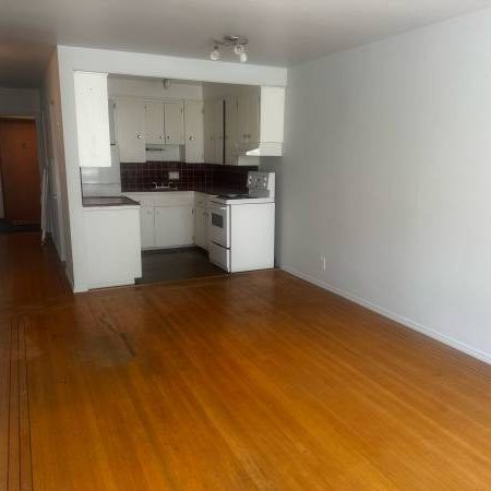 Kits 1 bed condo mins from the beach, hardwood floor, second floor - Photo 1