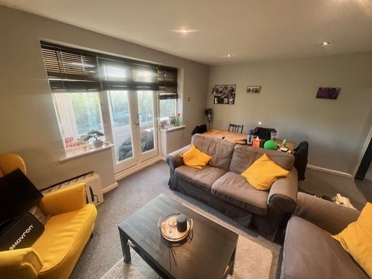 Headingley Lodge - Photo 1