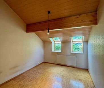 Charmant 2 pièces en attique avec vue dégagée et cadre verdoyant - Foto 5