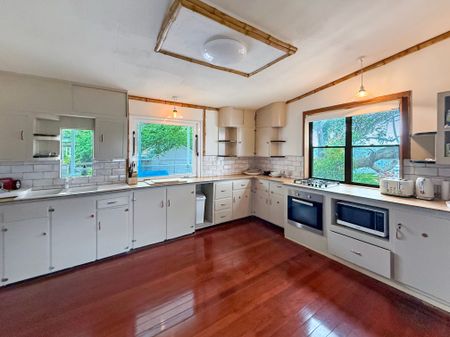 UNIQUE GARDEN OASIS - 3 BEDROOM HOME WITH STUDIO & LAKE VIEWS - Photo 3