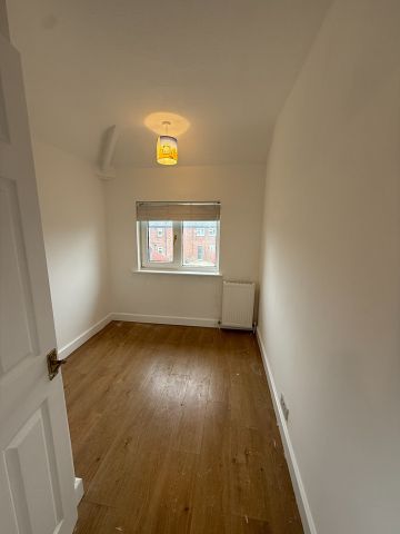 3 Bed Semi-Detached House, Thorpe Crescent, LS10 - Photo 4