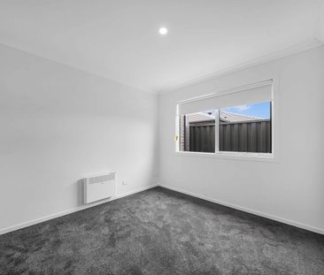 Spacious 4-Bedroom Home with Stylish Entertaining & Convenient Loca... - Photo 6