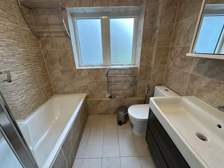 3 bedroom flat to rent - Photo 2