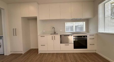 Charming 2-Bedroom Townhouse Available in Edgeware - Photo 4