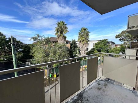 Bright and modern one-bed in the heart of Dulwich Hill - Photo 3