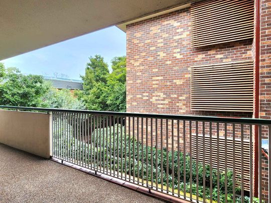 Spacious 2 bedroom apartment with 2 car spaces - Photo 1