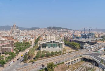 Piso en alquiler de cuatro habitaciones junto al Teatre Nacional de Cataluña, Barcelona