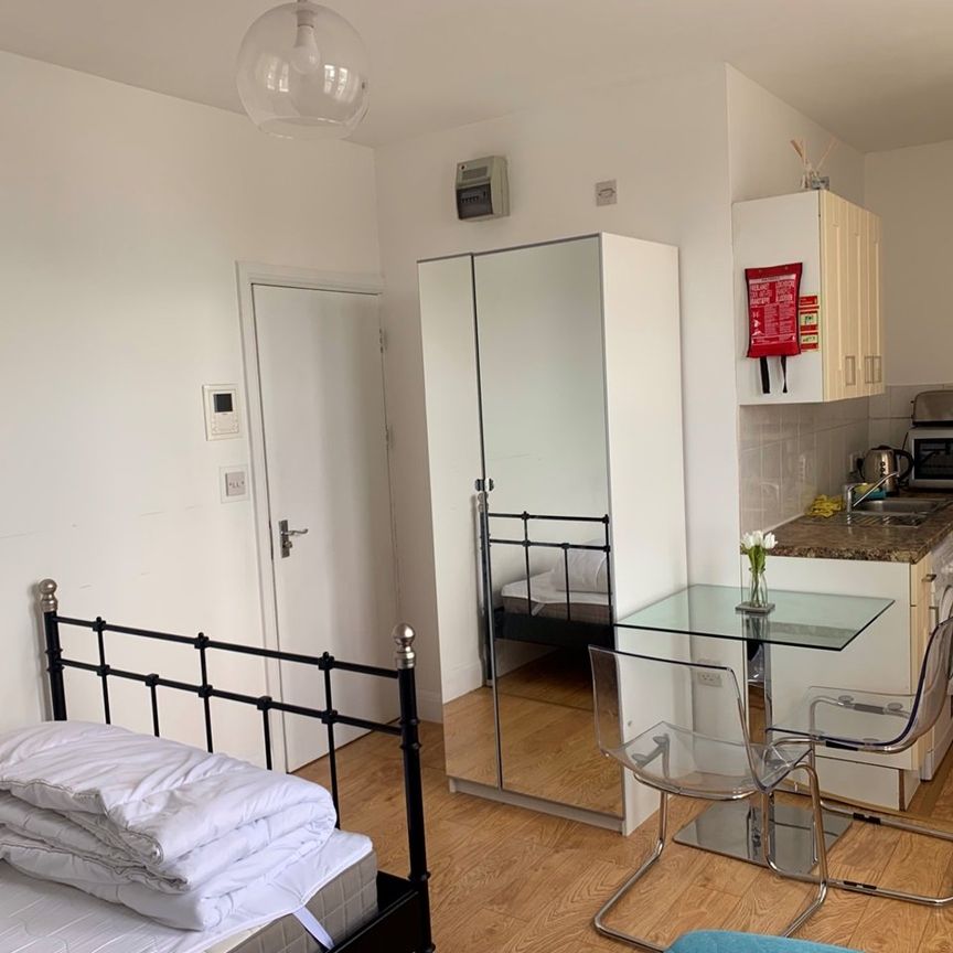 Studio Flat, Bowes Road, N11 - Photo 1