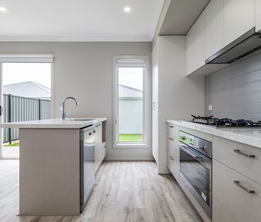 Stylish and Spacious Townhouse! - Photo 4