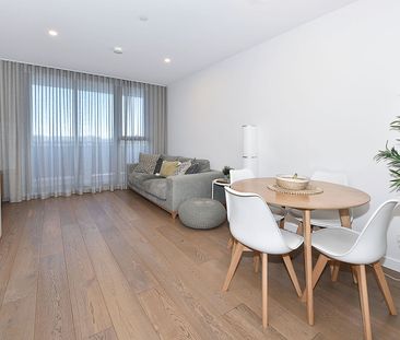 Curve Apartment - luxury in a lifestyle destination - Photo 1