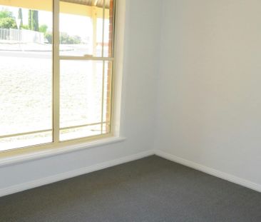 FRESH AND BRIGHT SPACIOUS 3 BEDROOM HOME! - Photo 4